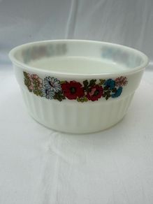 Vintage pyrex souffle dish , 21cm diameter , very good condition