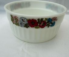 Vintage pyrex souffle dish , 21cm diameter , very good condition
