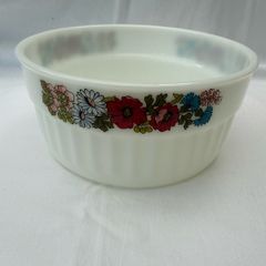 Vintage pyrex souffle dish , 21cm diameter , very good condition