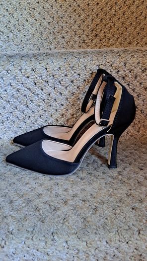 Closed Toe Black Heels...size 4
