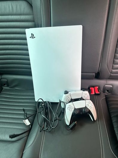 (delivery Available) Playstation 5 2 Controllers