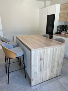 Kitchen Island and Kave Home Eamy stools x 4