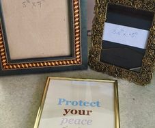 3 itmes-1- brass Picture frame. 13 x 18 cm 12.00 euro. 2-  Ornate, vintage-style gold-tone or brass metal picture frame with an embossed leaf and grape motif, designed to hold a 3.5 x 5 inch photo. 15.00 EURO. 3- 5 x 7 inch picture frame featuring a disti