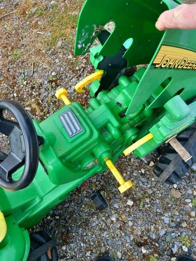 LittleTykes folding slide . 85 EURO and John deere Ride on tractor 40 euro
