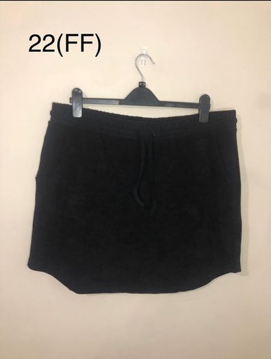 Boohoo black towely feel skirt (size 22)