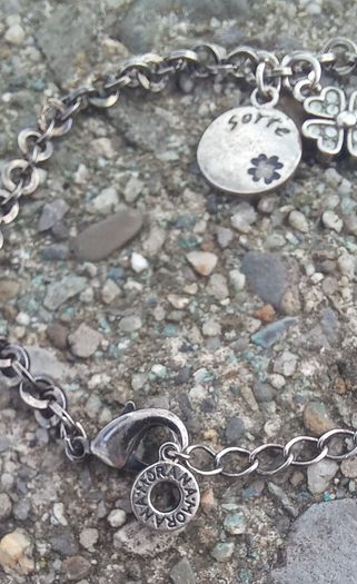 Vintage jewelry is sold individually for 5 to 10 euros