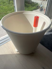 Self watering plant pot