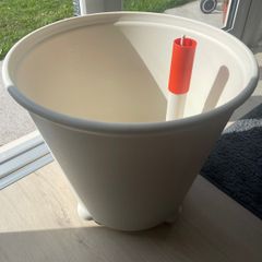 Self watering plant pot