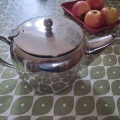 2x stainless steel teapots