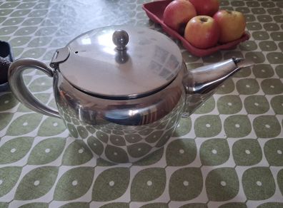 2x stainless steel teapots