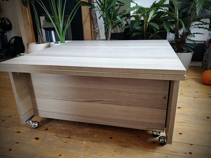 Extendable coffee table
