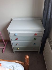 chest of drawers