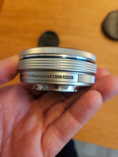 Olympus M.Zuiko 14-42mm pancake lens