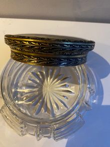 Reduced VTG Powder pot with a Chinese chinoiserie design on lid