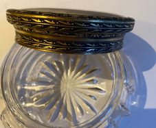 Reduced VTG Powder pot with a Chinese chinoiserie design on lid