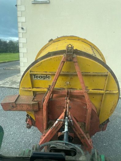 Teagle tomahawk round bale shredder