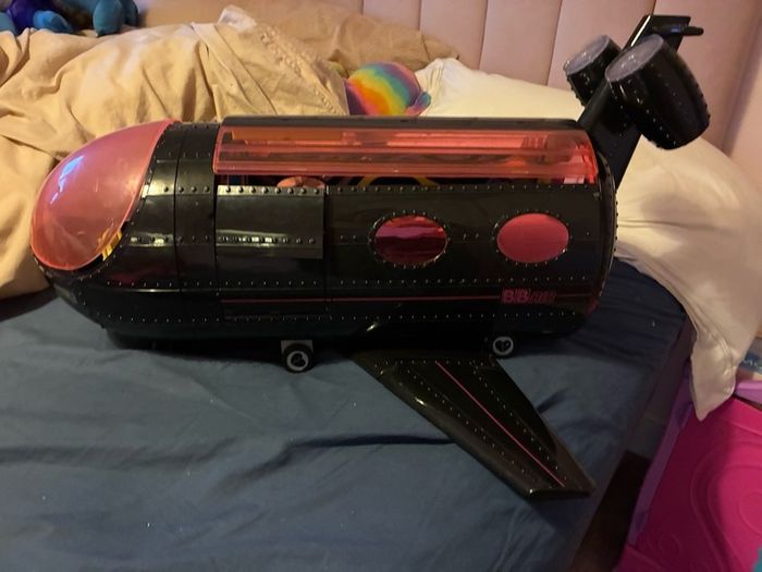 LOL plane with 4 dolls