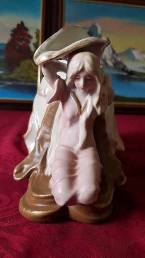 Circa 1897-1906 Collector's Piece Antique  Ernst Wahliss Depose EW Turn Wien Large Porcelain Centerpiece Vase / Jardiniere  Made In Austria