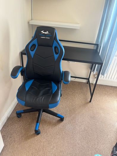 gaming chair and desk