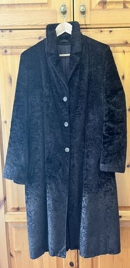 Per Una Marks & Spencer Long Velvety Sherpa Style Long Ladies Coat. In Very Good Condition. Made In Italy. Dark brown. Size Medium