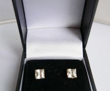 Vintage 14K Sold Yellow Gold Cushion Cut Cubic Zirconia Stud Earrings 0,88g