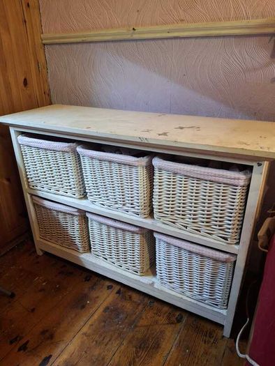Storage unit with wicker baskets