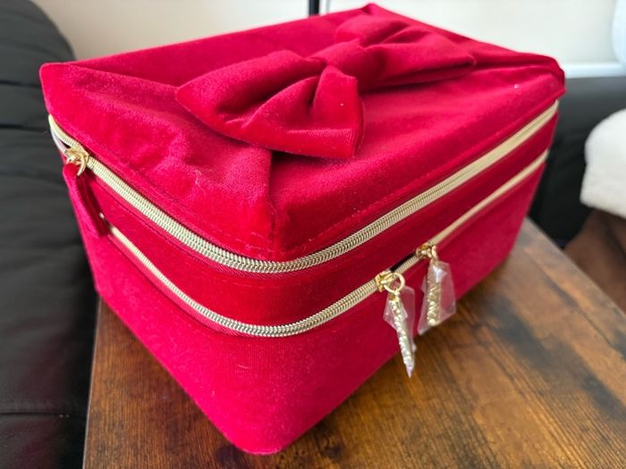 Estee Lauder Red Velvet Bow-Tie Train Case New