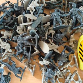 Mixed lot of World War 2 toy soldiers