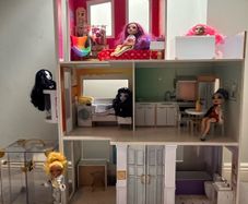 Rainbow High house, dolls and accessories