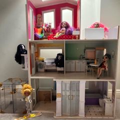 Rainbow High house, dolls and accessories