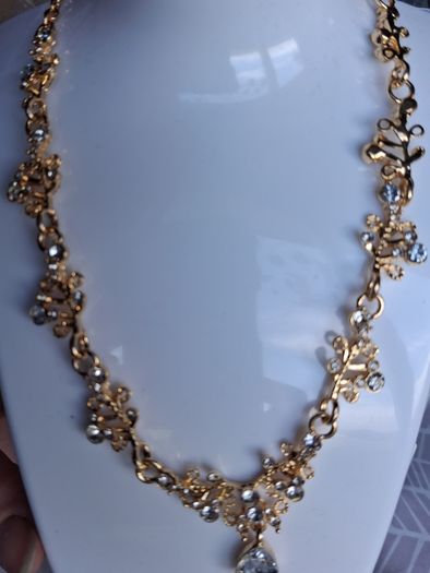 Elegant Gold Delicate Floral & Leaf Filigree Necklace