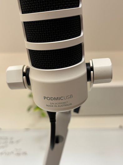 RODE PodMic USB White and Elgato Wave Mic Arm LP White Bundle