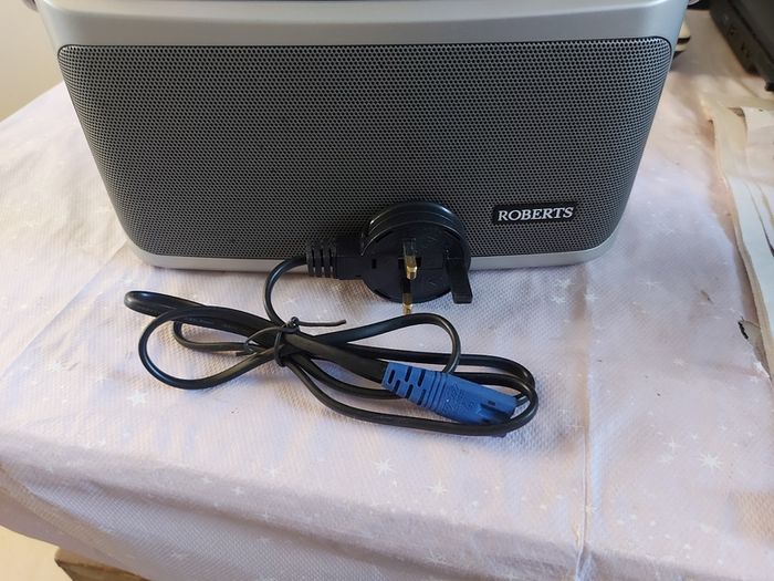 ROBERTS Classic 928, 3 Band Portable Radio with 4 FM Station Presets, Excellent condition, works perfect