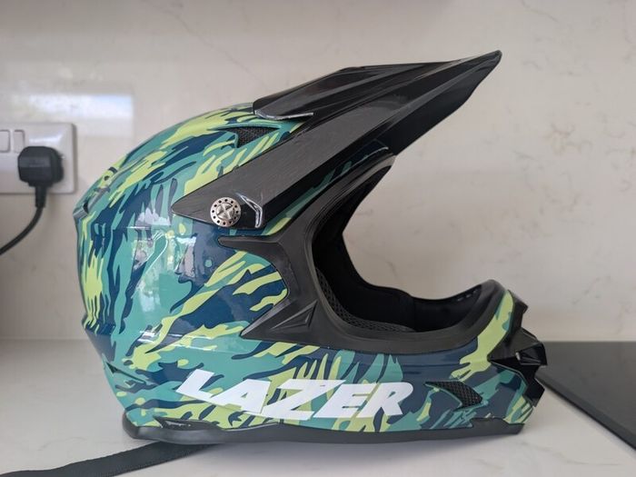 Nearly New Youths MTB full face helmet