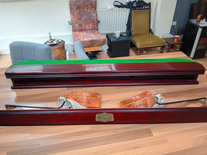 Professional snooker table
