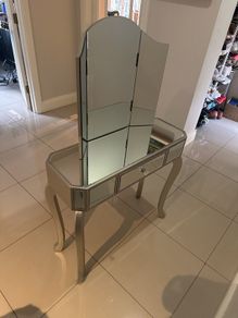 dressing table / vanity