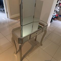 dressing table / vanity