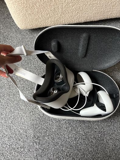Meta/Oculus Quest 2 VR Headset (With Controllers)