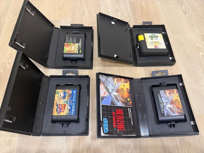 Sega Mega Drive bundle - 2 Controllers - 4 games