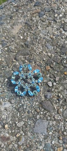 Vintage jewelry is sold individually for 5 to 10 euros