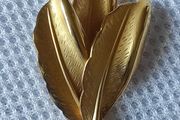 Vintage Lisner brooch