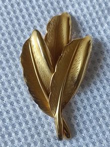 Vintage Lisner brooch