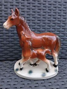 Beautiful Vintage Porcelain Horse with Foal