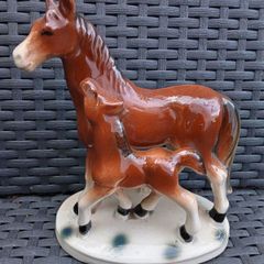 Beautiful Vintage Porcelain Horse with Foal