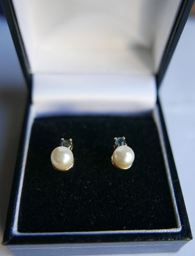 Vintage Pearl & Topaz Stud Earrings in 9ct Yellow Gold Plated