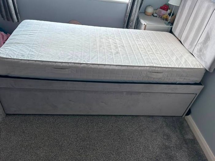 Single bed with trundle