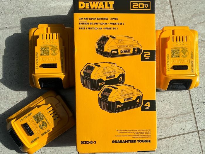 dewalt 18v / 20 volt battery set 4Ah and 2Ah