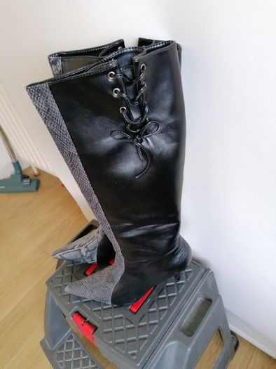 Women's Boot's NWT SIZE 7 Eur 40