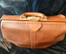 De  Boissy vintage leather Gladstone doctor bag