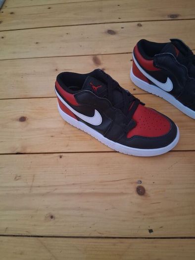 Nike Air Jordan black & red trainers 2.5 uk
